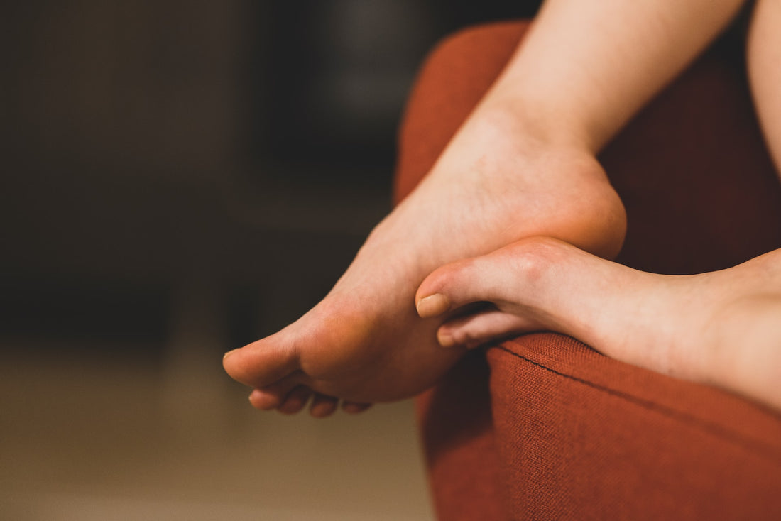 Comment soulager une douleur sous le pied? – lalainedumarcheur